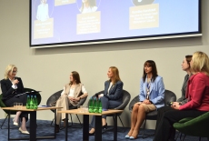 Na fotelach siedzą panelistki.