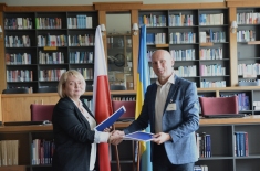 Dyrekor KSAP i Przedstawiciel Służby Badawczej Rady Najwyższej Ukrainy podają sobie ręce