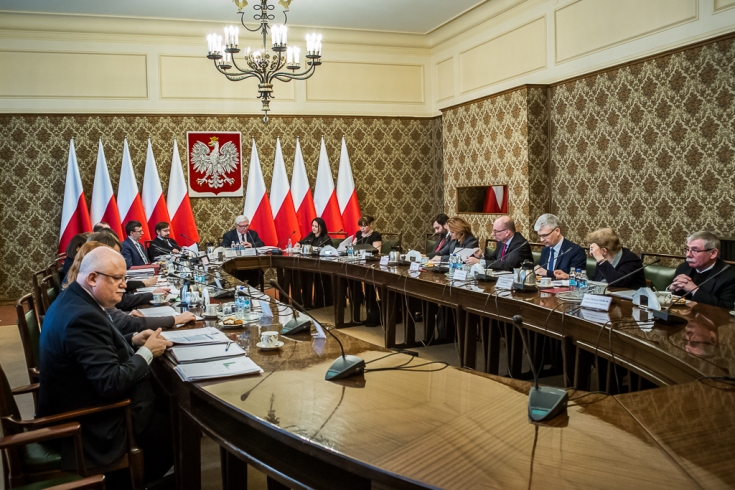 fot. DSC KPRM Członkowie Rady Służby Publicznej siedzą przy stole podczas obrad.